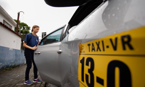 Projeto inovador da Prefeitura de VR facilita a comunicação de pessoas surdas em táxis